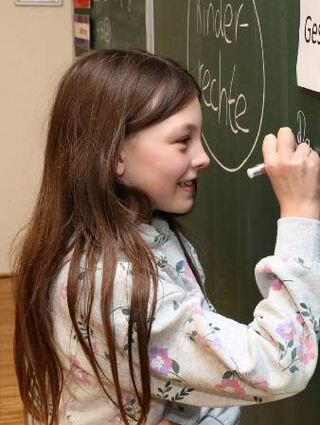 METADATEN aus dem DC-Upload-Tool:

Bildtext: 30.01.2024, Noah Eschwey gibt an der Hartmann-Baumann-Schule eine Stunde zum Projekt Kinderrechte. Emilia schreibt etwas zum "Schutz der Gesundheit" an die Tafel. Bild: Lenhardt

Hochgeladen von:
Norbert & Dorothea Lenhardt / SZ Freie Mitarbeit (doro-lenhardt@t-online.de)

Bildrechte:
1.) Ich bin berechtigt, die hochgeladenen Bilder der Mediengruppe Dr. Haas GmbH zur Verfügung zu stellen. Die Bilder dürfen in den gedruckten Ausgaben des "Mannheimer Morgen", "Südhessen Morgen", "Bergsträßer Anzeiger", "Schwetzinger Zeitung/Hockenheimer Tageszeitung" sowie "Fränkische Nachrichten" inklusive deren Internetauftritte (www.mannheimer-morgen.de, www.bergstraesser-anzeiger.de, www.schwetzinger-zeitung.de und www.fnweb.de)
2.) Es wird ein vollumfängliches einfaches Nutzungsrecht ohne zeitliche Beschränkung eingeräumt.
3.) Ich versichere, dass die abgebildeten Personen einer entsprechenden Veröffentlichung zugestimmt haben. Die Bilder dürfen bearbeitet und archiviert werden.

4.) Die Bilder dürfen in Social-Media-Kanälen wie Facebook und Instagram genutzt werden.

Nutzung: Kostenpflichtig nutzbar

ID im DC-Upload-Tool: 38898