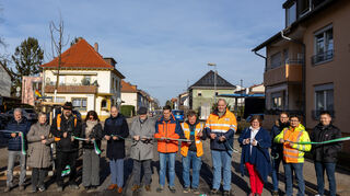 Das Band ist durchgechnitten: Peter Pristl (FDP, v. l.), Silke Seidemann (FWV), Sven Barnasch (Eiling Ingenieure), Annette Dietl-Faude (CDU) Bürgermeister Pascal Seidel, Jens Rüttinger (SPD), Patrick Schönenberg (Grüne), ein Polier der Baumaßnahme, Olaf Türke, Martina Braun, (beide Stadtwerke Schwetzingen) Susanne Barisch, Alexander Kulagin (beide Bauamt) und Moritz Heuchel (Stadtwerke Schwetzingen).