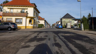 Der Blick auf die Mannheimer Straße auf Höhe Goethestraße in Richtung Gemarkungsgrenze zu Schwetzingen – der neue Straßenbelag sorgt laut Anwohnern für ruhigeren Verkehr.