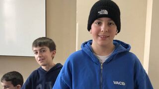 Thomas (12) baut aus alten Sprühflaschen ein Schlüsselbrett.