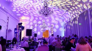 So stimmungsvoll war der Zirkelsaal im Schloss ausgeleuchtet – durchaus großstädtisch hier im Schwetzinger Schloss.