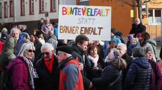"Bunte Vielfalt statt braune Einfalt" steht auf einem Schild aus Neulußheim.