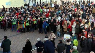 „Nie wieder ist jetzt“: Rund 600 Menschen demonstrieren friedlich vor der Zehntscheune für eine offene und vielfältige Gesellschaft und erteilen den Gedanken und Forderungen der AfD eine Absage.