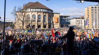 Viele Menschen stehen in Freiburg auf dem Platz der Alten Synagoge und demonstrieren gegen rechts. Mit der Demonstration wollen die Teilnehmenden ein Zeichen des Widerstands gegen rechtsextreme Umtriebe setzen.