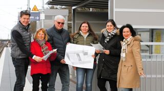 Bei einem Vor-Ort-Termin am Haltepunkt Hirschacker zeigt Markus Bürger (v. l.) seinen Stadtratskollegen Rita Erny und Ulrich Renkert, der Vorsitzenden der Frauen Union, Luisa Rudnik, der Fraktionsvorsitzenden Sarina Klein und CDU-Schatzmeisterin Monika Steidle die Konstruktionsunterlagen.