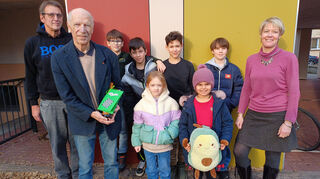 Der langjährige Sprecher der Schach-AG an der Jahnschule, Helmut Mehrer (2. v. l.) wird von „seinen“ Schachkindern und Rektorin Juliane Groß (r.) aus dem Amt verabschiedet.