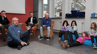 Kindgerechtes Sprechen über Menschenrechte (v. l.): Pfarrer Uwe Lüttinger, Klaas Uphoff (Unicef), Pfarrer Dr. Simon Layer und Daniel Born mit Lisa und Sofie Wilhelmi sowie Lotta und Lilli Geiß.