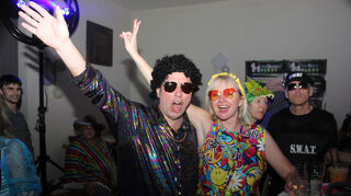 Feierkondition ohne Ende haben Armin und Angie aus Rohrhof: Die tolle Stimmung bei der TSV-Party ist für sie der zweite Fasnachts-Programmpunkt an diesem Tag.