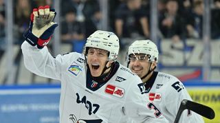 Markus Hännikäinen (33 - Adler Mannheim) beim Spiel in der Penny DEL, Straubing Tigers (dunkel) - Adler Mannheim (hell).

Foto © PIX-Sportfotos *** Foto ist honorarpflichtig! *** Auf Anfrage in hoeherer Qualitaet/Aufloesung. Belegexemplar erbeten. Veroeffentlichung ausschliesslich fuer journalistisch-publizistische Zwecke. For editorial use only.