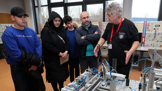 Andreas Schlotterer (r.) erklärt Mohamad (v. l.), Fidaa, Khalil und Tarek ein mechatronisches System.