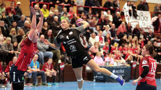 Svenja Mann (hier beim Spiel gegen SG H2Ku Herrenberg im Januar 2023) knickt beim Spiel gegen die Füchse Berlin um.
