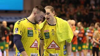 Jannik Kohlbacher (l.) und Juri Knorr müssen eine herbe Klatsche verarbeiten.