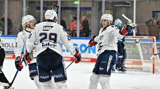 Vorentscheidung: Jyrki Jokipakka und Denis Reul (v.l) beglückwünschen Teamkollege Stefan Loibl zu seinem Treffer in Straubing.