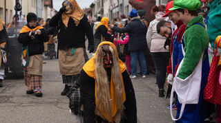 Mit ihren furchteinflößenden Masken verbreiten die Ofdascha Hardtwaldhexen Angst und Schrecken bei den Kindern.