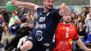 Hockenheims Philippe Schinke – im Hintergrund HSGler Adrian Gaida – ist gegen St. Leon/Reilingen im Verbandsliga-Derby acht-mal erfolgreich und feiert am Ende einen Sieg.