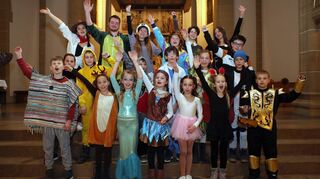 Die Kommunionkinder haben in ihren Fastnachskostümen beim Gottesdienst in St. Sebastian jede Menge Spaß. Auch die Ministranten lassen sich die Gaudi nicht entgehen.