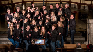 Der Chor Da Capo präsentiert sich bei seinem Benefizkonzert in der Oftersheimer St.-Kilian-Kirche nicht nur gesanglich famos: Am Ende des Liedes „New Day Dawning“ unterstreichen die Sänger das Lied mit einer entsprechenden Pose.