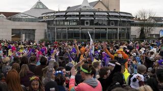 Ausgelassene und friedliche Party auf dem Marktplatz: So wie hier im vergangenen Jahr soll der 63. Hockenheimer Fasnachtszug am Samstag nach Wunsch des HMV ausklingen.