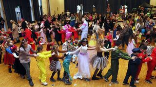 Und ab geht die Polonaise: Prinzessinnen, Superwomen und Supermen sowie Polizisten und Pokémons ziehen durch das Lutherhaus.