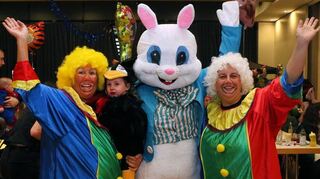 Clown „Boo“ mit Giovanna (2), Clown „Bim“ und das Kindermaskenballmaskottchen „Mister Hasi“ haben richtig viel Spaß.