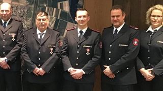 Kommandant Sascha Langlotz (v. l.) bei der Hauptversammlung mit Bürgermeister Gunther Hoffmann und den Feuerwehrkameraden Matthias Gerlach, Andre Kühne, Peter Lauer, Markus Koch, Oliver Huber sowie seiner scheidenden Stellvertreterin Yvonne Heiselbetz.