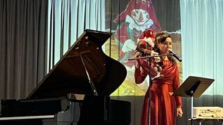 Die Schwetzinger Konzertpianistin Tatjana Worm-Sawosskaja zaubert sogar noch eine Pulchinella-Puppe aus dem Koffer, um ihr nächstes Klavierstück einzuleiten.
