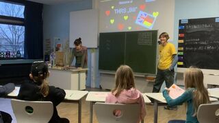 Die „Bili“-Lehrerinnen Eva Romeik (r.) und Christine Munk üben mit den Grundschulkindern Englisch.
