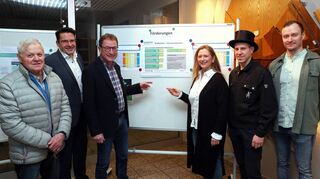 Bei der Infoveranstaltung zum Thema „Erd-Wärme-Sonde – Was mach ich mit meiner Heizung“ wurden Bürger über die Gesetze und Möglichkeiten informiert. Gemeinderat Peter Schell (v.l.) war als Gast bei der Veranstaltung, Bürgermeister Stefan Weisbrod hatte zu ihr Edelbert Krämer und Stefanie Damblon (Kliba) als Referenten eingeladen, Daniel Askani (Schornsteinfegermeister) und Marco Wolf (Bauamt) standen als Experten parat.