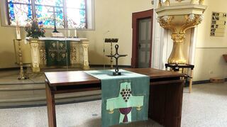 Der Altar aus dem Melanchthon-Haus hat seinen Platz in der evangelischen Stadtkirche gefunden und wird nun als Abendmahltisch verwendet.