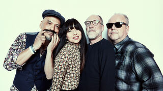 Die Pixies, Joey Santiago (v. l.), Paz Lenchantin, David Lovering und Black Francis, kommen in den Schwetzinger Schlossgarten.