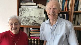 Sie haben in Brühl ihre Fußstapfen hinterlassen: Mechthild (84) und Helmut Mehrer (81) vor einem ikonischen Bild der Hufeisen-gemeinde.