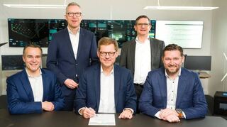 Die Übernahme von Origo Solutions wird in Kristiansand (von l.) Jan Erik Rugland, lei-tender Vizepräsident der Moreld-Group, Hima-Geschäftsführer Jörg de la Motte, Stef-fen Philipp, Gesellschafter der Hima, Dr. Michael Löbig, Hima-Finanzchef, und Tor Christian Bringedal vom Partner Converto und Aker offiziell besiegelt.
