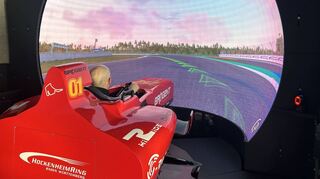 Den grünen Pfeilen folgen: Nicolai Lehnort bemüht sich beim Selbstversuch im Rennsimulator im Welcome Center am Hockenheimring, die Ideallinie einzuhalten.