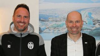Bürgermeister Timo Wangler (Mitte) freut sich gemeinsam mit Mario Siebig (l.) und Andreas Weik von der Spvgg 06 über den Betrag, der spontan für die Calisthenics-Anlage zusammengekommen ist.