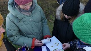 Die Wasseruntersuchung beinhaltet die Feststellung der Leitfähigkeit, der Temperatur, des PH-Wertes und auch der Schwermetalle sowie weiterer Inhaltsstoffe des örtlichen Gewässers.