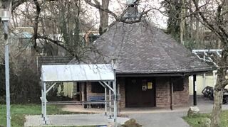 Für den Zeitraum von April bis Oktober kann die Grillhütte in Plankstadt von Vereinen und Privatpersonen gemietet werden.