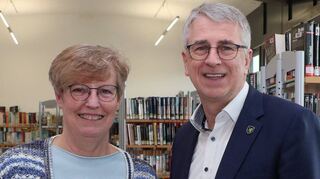 Bürgermeister Uwe Grempels begrüßt Susanne Stader als neue Mitarbeiterin der Altlußheimer Bücherei mit einem Blumenstrauß.