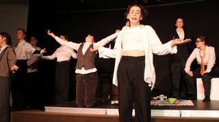 In der Schlussszene singt Emily Corbett eine Brecht-Ballade, schauspielerisch unterstützt von Nora Herrmann, Charlotte Schmidtke, Timur Baltaci, Laura Pilato, Neele Binder, Martha Löschel und Jagna Dobiasz.