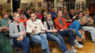 Viele Zuhörer sind in die Stadtbibliothek gekommen und lauschen dem Autor.