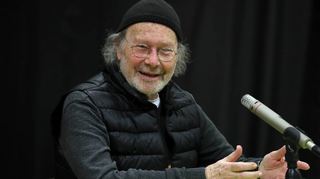 Der Tatort-Drehbuchautor Michel Bergmann ist zu Gast in der Stadtbibliothek Schwetzingen und liest aus seinem neuen Kriminalroman „Fremde Götter“ – der dritte Teil der Kriminalserie „Der Rabbi und der Kommissar“.