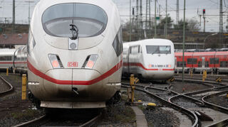 Zwei ICE der Deutschen Bahn in Frankfurt.
