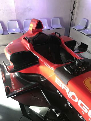 Das Lenkrad auf dem Chassis, Griffe als Einstiegshilfe: Der Simulator soll Rennsportfeeling vermitteln.