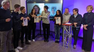 Rainer Bach (v.l.), Martin Kuznetsov und David Schneider (2. Platz), Victoria Kretzler und Anton Kramer (1. Platz), auf dem Bildschirm Gabriele Kimmle und Friederike Pohsner (3. Platz) mit Gudrun Wellensiek, Bürgermeisterin Monika Kabs und Tanja Binder.