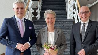 Blickt auf stolze 40 Jahre im Dienst der Stadt zurück: Hauptamtsleiterin Simone Kirchner mit OB Dr. René Pöltl (r.) und Bürgermeister Matthias Steffan.