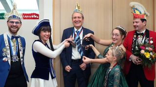Die vereinte Narrenstreitmacht hat beim Krawattenschnitt am schmutzigen Donnerstag sichtlich Spaß (v. l.): Niklas Geschwill, Michèle Diemand, Bürgermeister Dr. Ralf Göck, Alexandra I. vom Zwölfenderfeld, Kinderprinzessin Enya I. von Wasser und Feuer und Christian Nordheim.