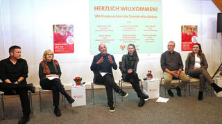 Podiumsdiskussion im Bürgersaal Oftersheim mit den Kinderrechtsexperten Volker Schuld (v.l.), Birgit Schreiber, Daniel Born MdL, Tanja Tischmeyer, Klaas Uphoff und Jasmina Hostert MdB.