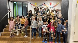 Insgesamt 21 Mädchen und Jungen des Kindergartens St. Martin haben mit den Erziehern und dem Vogelpark-Team Spielzeuge für die Wellensittiche und Papageien des Vogelparks in Plankstadt gebastelt.