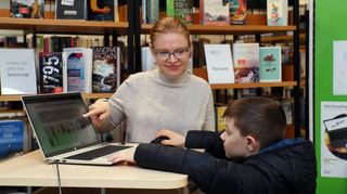 Stefanie Siebelt erklärt Emil (11 J.) den neuen Recherchearbeitsplatz in der Gemeindebücherei Neulußheim.