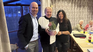 Bürgermeister Timo Wangler und Michaela Issler-Kremer vom Seniorenbüro danken der Sprecherin des Seniorenbeirates Anita Pohl (Mitte) für ihren unermüdlichen Einsatz.