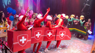 „Eis, zwee, drü!“: Am „Schmutzigen Donnerstag“ in der Kurpfalzhalle gewinnen die „Cool Runnings“ mit ihren zwei Viererbobs den Kostümwettbewerb.